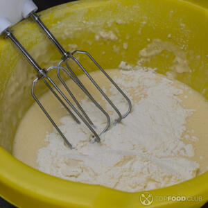 Добавить муку