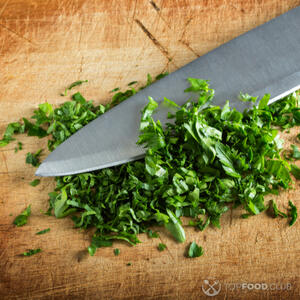 Нарезать петрушку