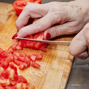 Нарезать помидор