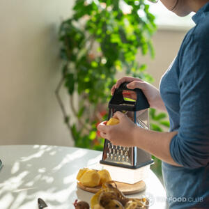 Натереть картофель