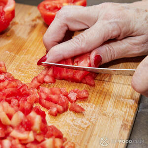 Нарезать помидор