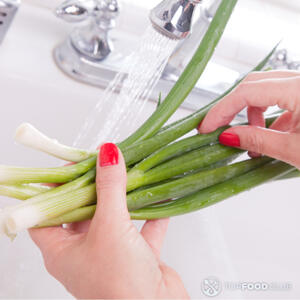 Помыть лук