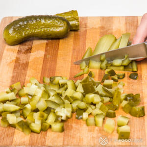 Нарезать огурцы