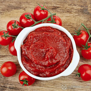 Добавить томатную пасту