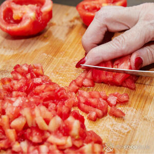 Нарезать помидор