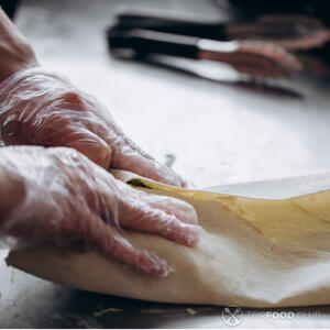 Готовит шаурму