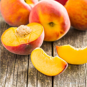 Режем персик.