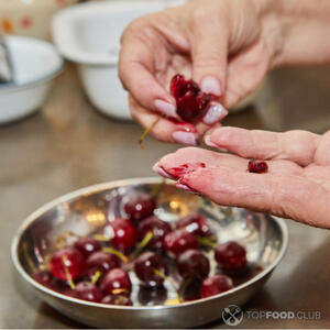 чистить вишню