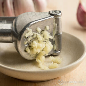 Измельчить чеснок