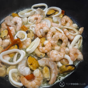 Обжарить морепродукты