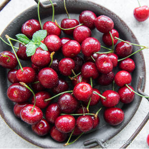 Моем вишню.