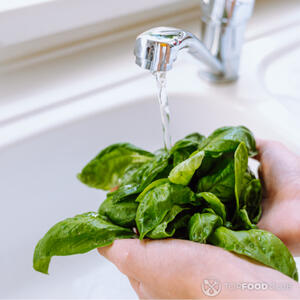 Помыть базилик