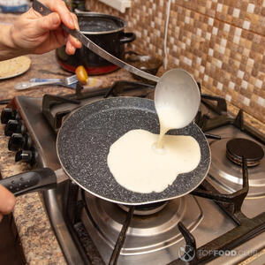 Налить тесто