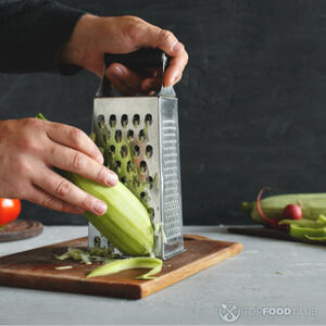 Натереть кабачки