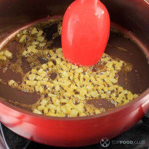 Обжарить лук