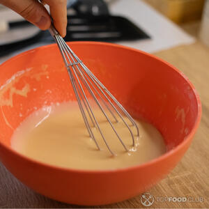 Перемешать тесто