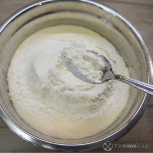 Добавить муку