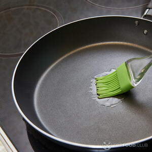 Смазать сковороду