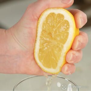 Выдавить лимон