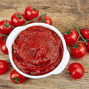 Добавить томатную пасту