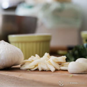 Нарезать чеснок