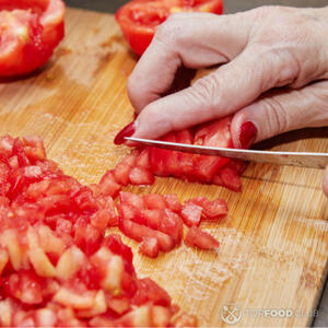 Нарезать помидор