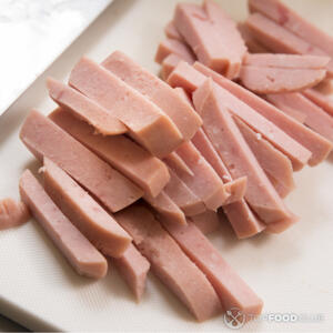 Нарезать колбасу