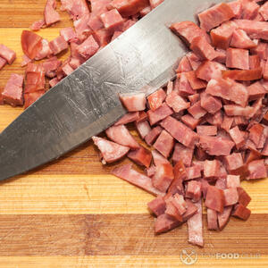 Нарезать колбасу