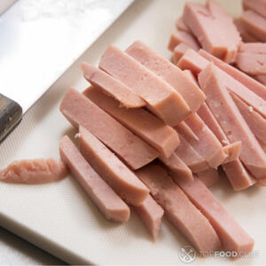 Нарезать колбасу