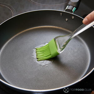 Смазать сковороду