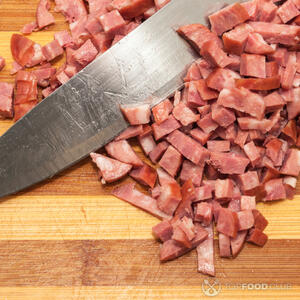 Нарезать колбасу