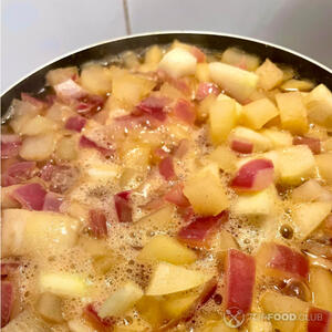 Обжарить яблоки