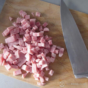 Нарезать колбасу