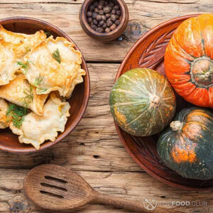 Достаём вареники.