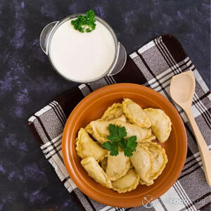 Достаём вареники.