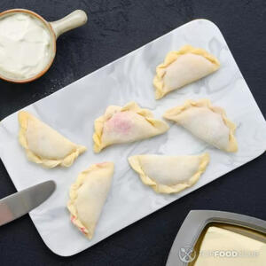 Достаём вареники.