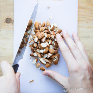 резать орехи