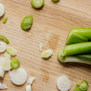 Измельчить лук-порей