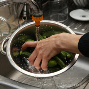 Моем кабачки и баклажаны.