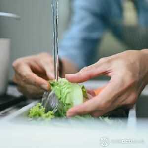 Помыть салат