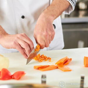 Нарезать морковь