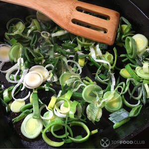 Обжарить лук порей