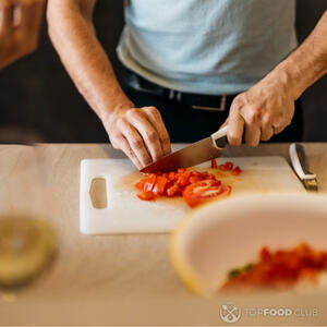 Нарезать помидоры