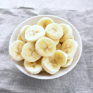 резать банан