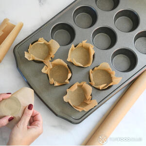 Вложите бумажные вкладыши в формочки для кексов