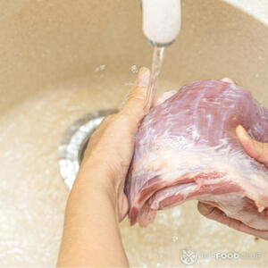 Помыть свинину