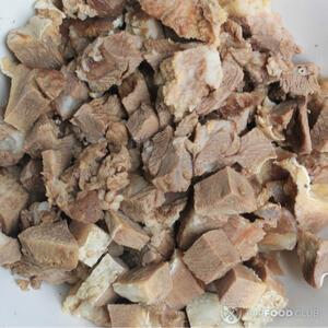 Нарезать свинину