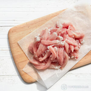 Нарезать свинину