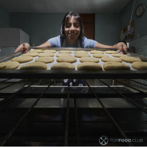 Печет печенье