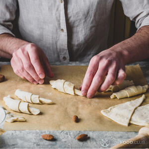 готовит рогалики